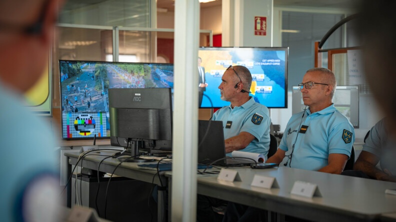 Gendarmes au Poste de commandement opérationnel du dispositif de sécurisation de l'épreuve de golf des Jeux Olympiques de Paris.