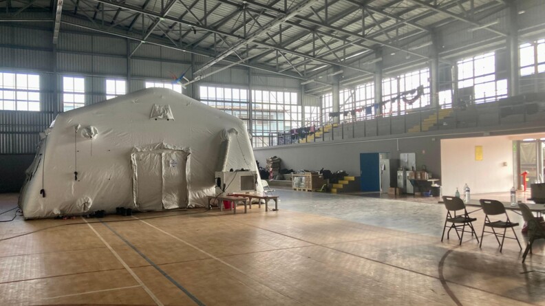 H&eacute;bergements install&eacute;s dans le gymnase de Pamandzi pour les gendarmes mobiles et les gendarmes des Compagnies de marche qui &eacute;taient h&eacute;berg&eacute;s dans le lyc&eacute;e de Pamandzi.