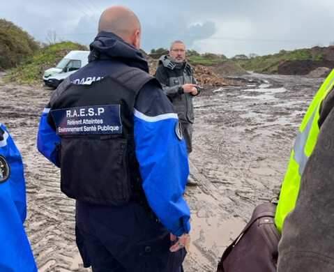 De dos le référent atteintes à l'environnement et à la Santé publique de la gendarmerie du Finistère sur le terrain