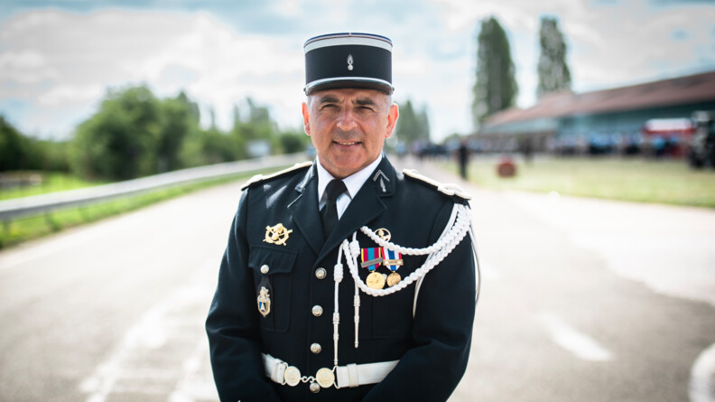 Agrandir l'image Le major Hervé de la gendarmerie de l'armement en tenue de défilés.