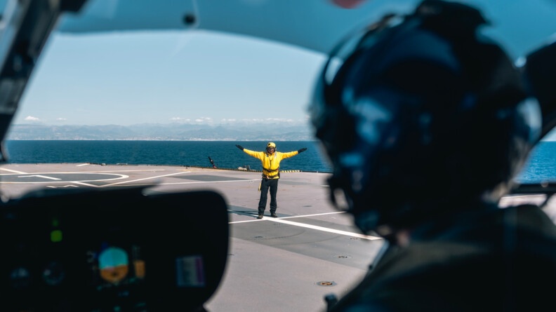 "Chien jaune" sur le pont du Porte hélicoptères Amphibie Mistral.