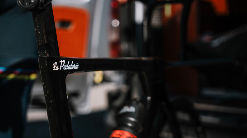 Photo du cadre noir d'un v&eacute;lo, pris en gros blanc. Sur celui-ci est &eacute;crit "La Pedalerie"
