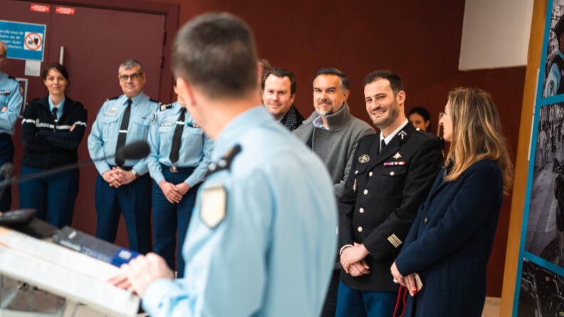 Mercredi 29 mars, &agrave; la direction g&eacute;n&eacute;rale de la gendarmerie nationale, lors de la remise du 3e prix du roman de la gendarmerie au roman Mekiro, pendant le discours du g&eacute;n&eacute;ral de division Tony Mouchet, G&eacute;n&eacute;ral adjoint au major g&eacute;n&eacute;ral de la gendarmerie nationale, de dos au premier plan : autour du laur&eacute;at, le lieutenant-colonel Robin Fischhoff, la directrice des &Eacute;ditions Plon, C&eacute;line Thoulouze, et le romancier Maxime Chattam.