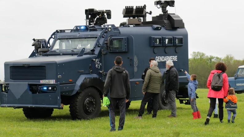 Agrandir l'image Sept enfants et adultes au pied d'un Centaure de la gendarmerie