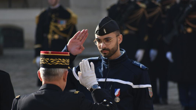 Un brigadier-chef de gendarmerie salue un général d'armée de la gendarmerie dans la cour des Invalides
