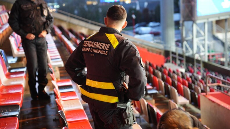 Agrandir l'image Gendarme cynophile de dos dans le stade.