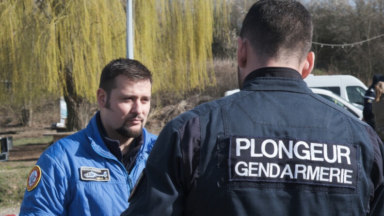 Agrandir l'image Echange en extérieur entre un gendarme de la SAG et un gendarme français.