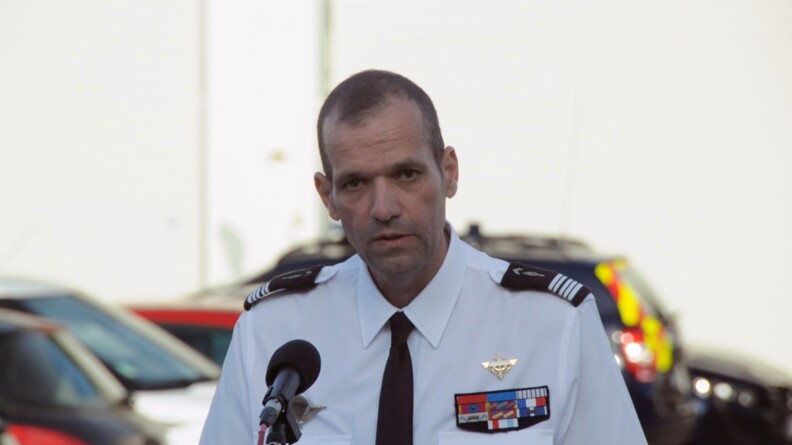 Agrandir l'image Le colonel Olivier Pezza devant un micro à l'occasion d'un discours.