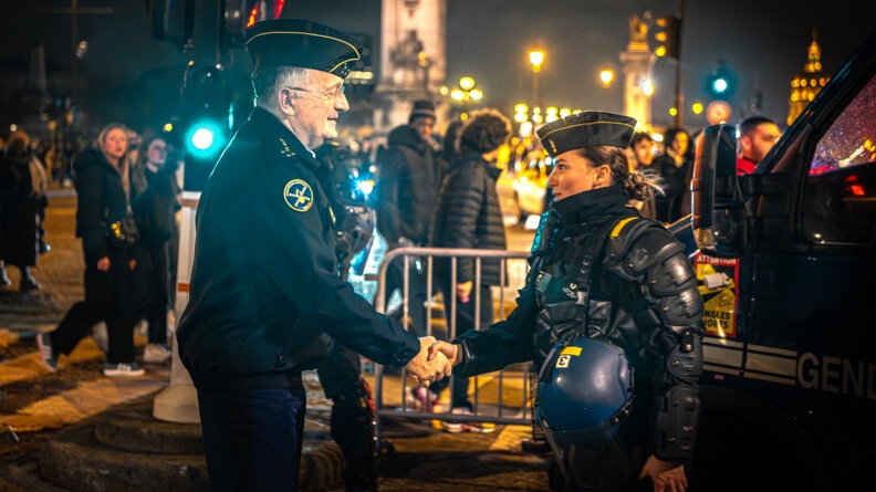 Le Directeur de la gendarmerie nationale serrant la main à une lieutenante de gendarmerie en mission d'interdiction à proximité du Grand Palais.