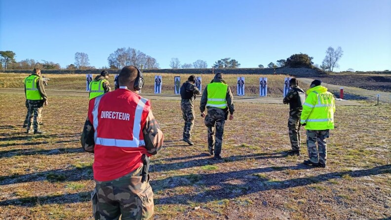 7 gendarmes sur un pas de tire, dont 4 qui sont entrain de tirer. Ils sont supervis&eacute;s par un gendarme directeur.
