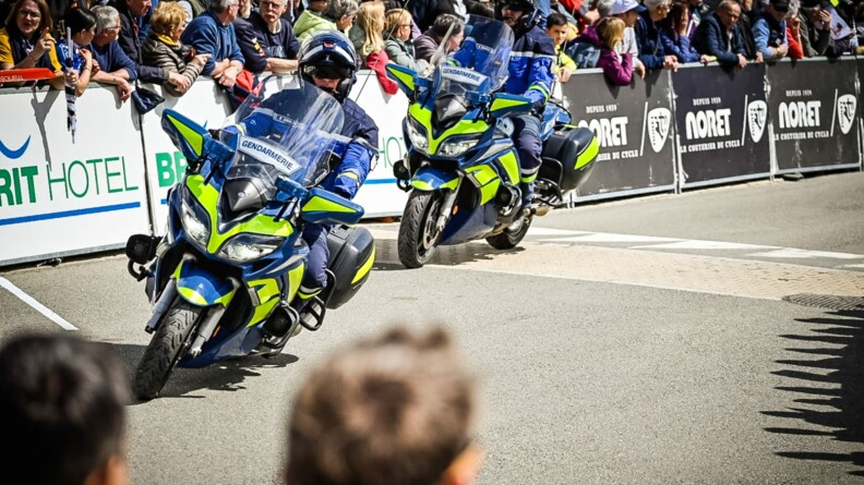 Deux motards de la Garde républicaine à l'arrivée d'une étape