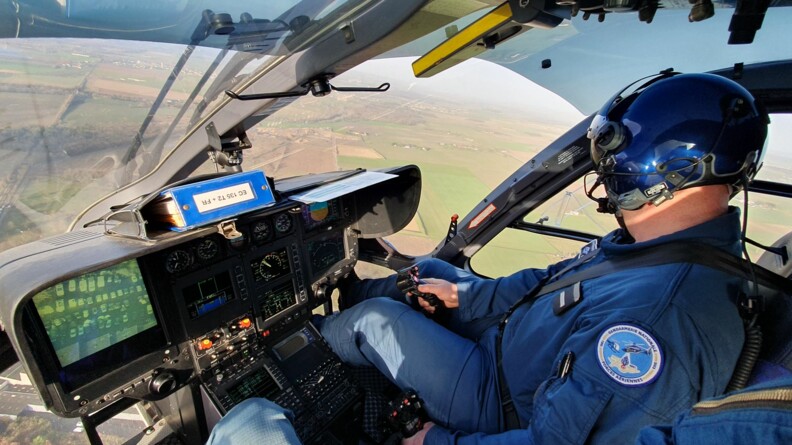 Dans un hélicoptère de la gendarmerie, un militaire de la SAG de Tours survole une commune en repérage pour la soirée du nouvel an.
