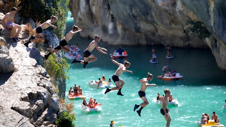 Les sauts des ponts, extrêmement dangereux sont interdits, mais de nombreux jeunes s'élancent depuis les falaises, parfois à des hauteurs vertigineuses.
