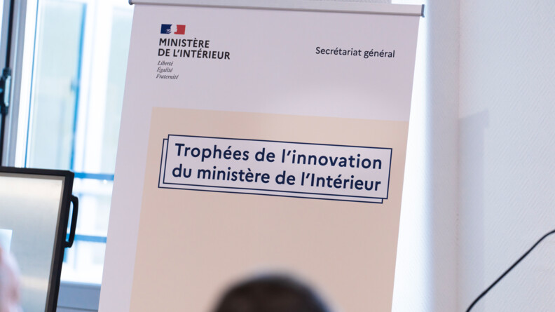 Logo Trophées de l'innovation du ministère de l'Intérieur sur un kakémono.