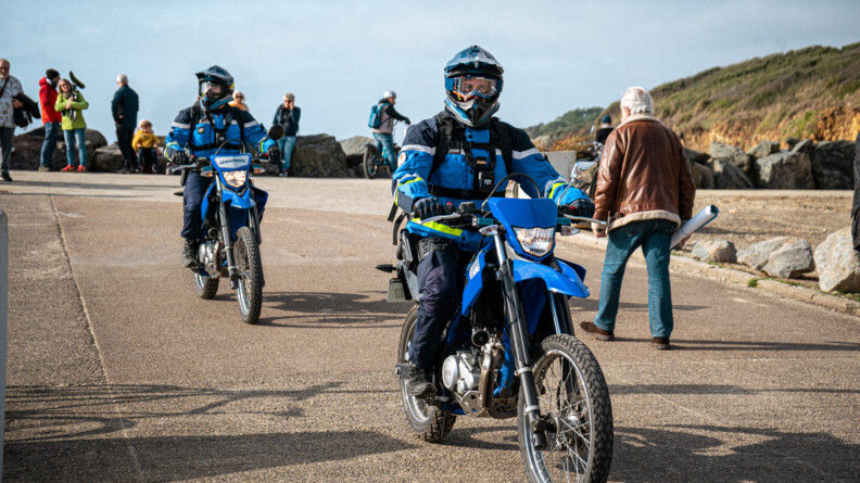 Gendarmes effectuant une surveillance &agrave; l'aide de motos tout terrain.