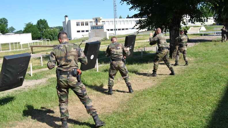S&eacute;ance de ma&icirc;trise sans arme de l&rsquo;adversaire &agrave;  l&rsquo;&eacute;cole de gendarmerie de Tulle.