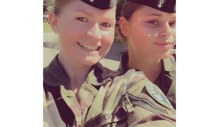Photo montrant Soralia Derbesse avec son amie Andr&eacute;a.