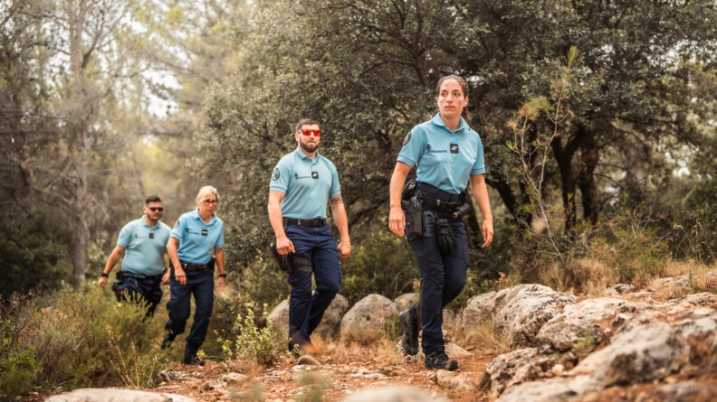 Gendarmes du DEPP effectuant une patrouille pédestre.