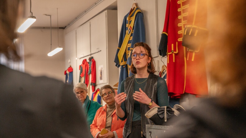 La couturière de la Garde républicaine reçoit des visiteurs dans son atelier