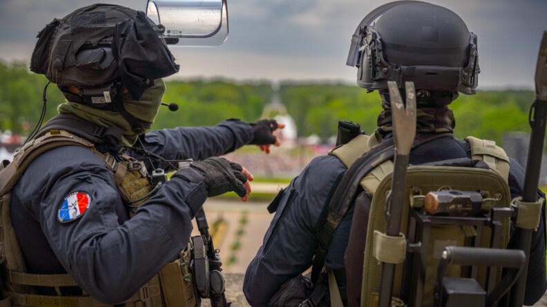 Agrandir l'image Deux gendarmes d'un Peloton spécialisé de protection surveillent le public du concert depuis le château de Chambord.