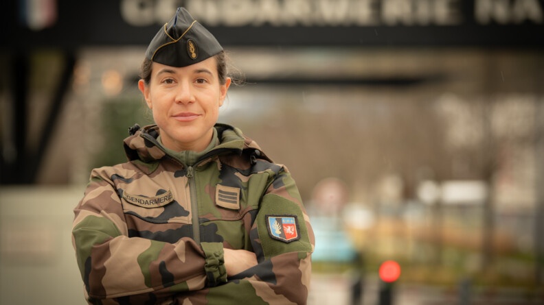 Agrandir l'image La capitaine Chomienne devant la caserne de gendarmerie de Sathonay-Camp.