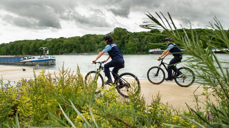 Patrouille VTT le long des berges dans le cadre des contrôles Covid19