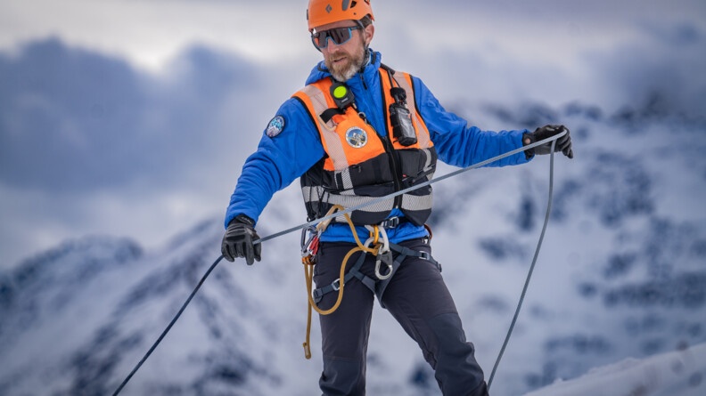 Un des gendarmes secouristes tient le cable pour remonter la victime.