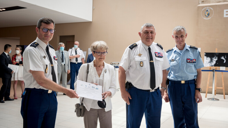 De droite à gauche : le général de corps d’armée Bruno Jockers, major général de la gendarmerie nationale, le général de division Olivier Kim, général adjoint au major général, et le général de division Laurent Bitouzet, commandant le Service d'information et de relations publiques des armées (SIRPA) de la gendarmerie, remettent officiellement à Nicole Motte, le 17 juin 2021, son titre de peintre de la gendarmerie.