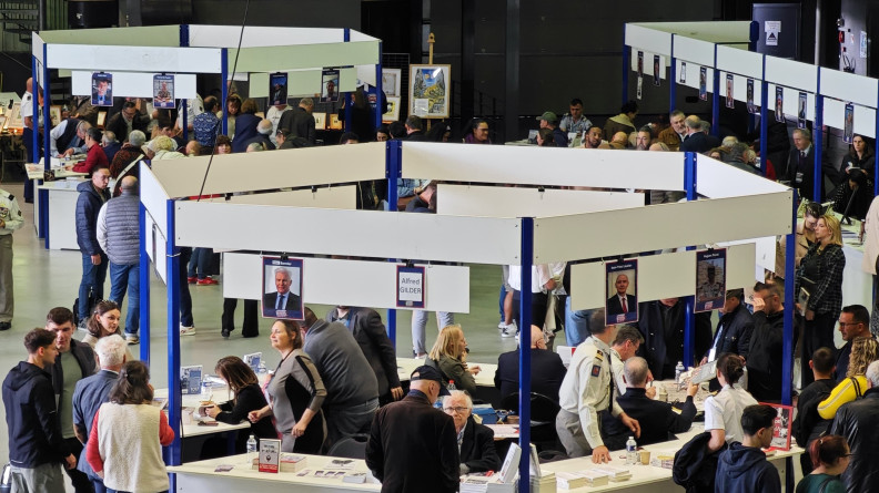 Vue générale du salon du livre militaire de Brive