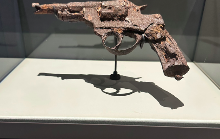 Le revolver du lieutenant Louis Maire exposé au mémorial.