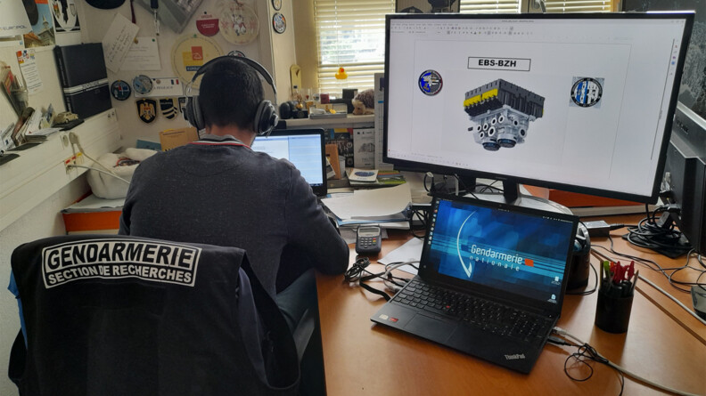 Agrandir l'image Gendarme de la SR travaillant derrière son ordinateur.