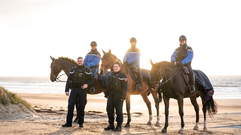 Gendarmes de la brigade de Lessay devant le détachement à cheval de la Garde républicaine.
