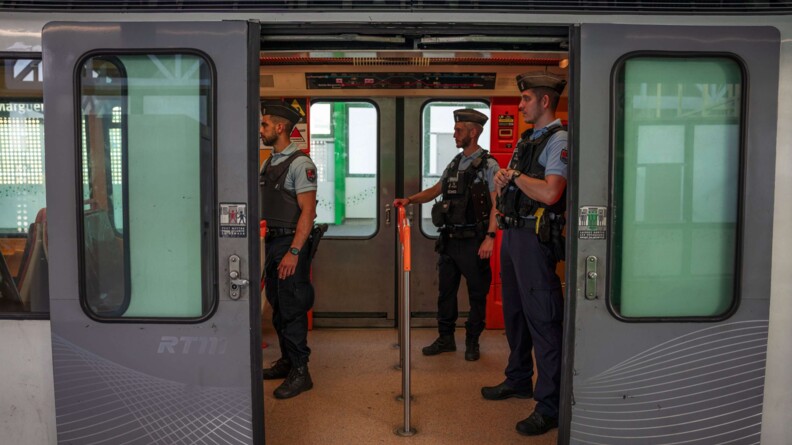 Agrandir l'image Gendarmes dans une rame de métro ouverte.