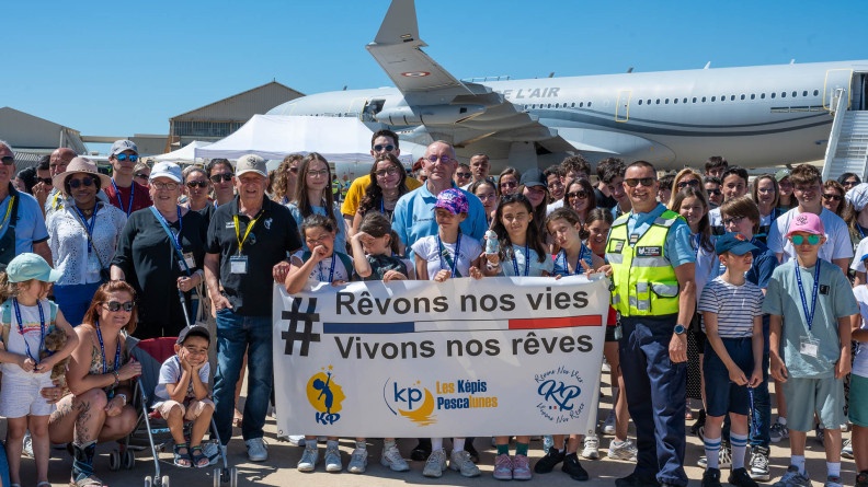 Agrandir l'image Photo de groupe devant un avion lors de la visite des Képis Pescalunes sur la base aérienne 125 d'Istres