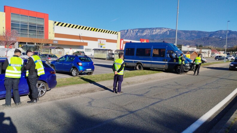 Contrôle routier devant un parking de magasin