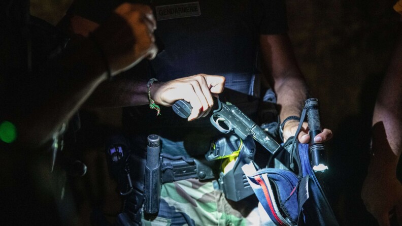 Saisie d'une arme lors d'une opération de nuit sur la compagnie de Matoury.