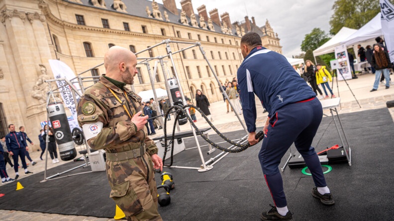 Un SHND d'une arm&eacute;e teste le parcours sportif devant les Invalides