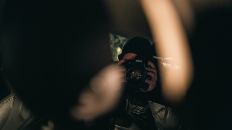 Agrandir l'image Candidat prenant une photo de nuit.