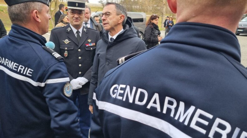 Le ministre de l'Intérieur, Bruno Retailleau, échange avec des gendarmes.