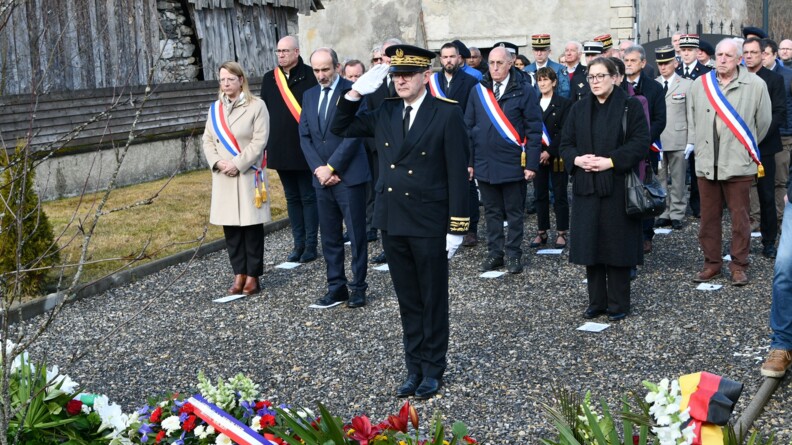 Le prefet et derrière lui de nombreux élus, autorités et familles, salue la plaque mémorial des 150 victimes qui ont péri dans le crash.