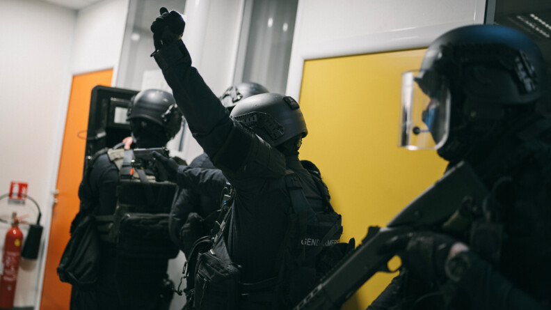 En intérieur, les gendarmes se préparent à intervenir.
