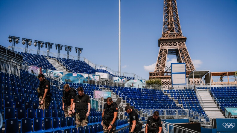 EOR de face inspectant le site olympique Champ de Mars