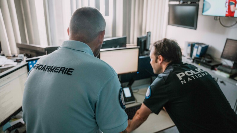 Un gendarme et un policier au centre des opérations de la PAF