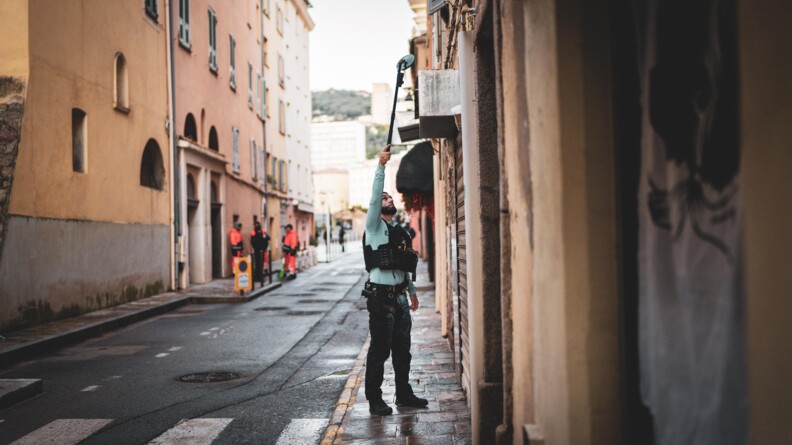 EOR procédant à des vérifications dans les rues d'Ajaccio.