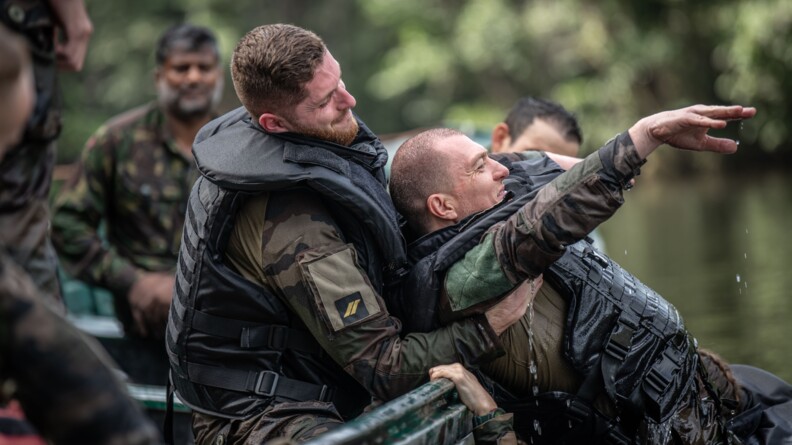 Militaire apprenant à secourir un camarade tombé à l'eau.