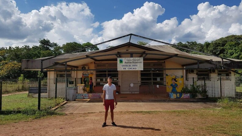 Agrandir l'image Michael se tenant devant le centre de santé de Cacao en 2020.
