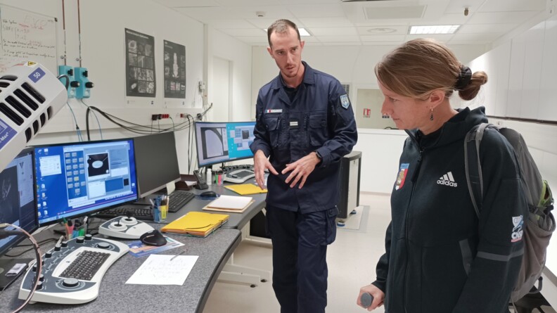 La para-sportive Gaëlle Edon, Sportive de haut-niveau de la Défense - Gendarmerie (SHND-G), à droite, en visite à l'Institut de recherche criminelle de la gendarmerie nationale. A sa droite, un expert de l'IRCGN.