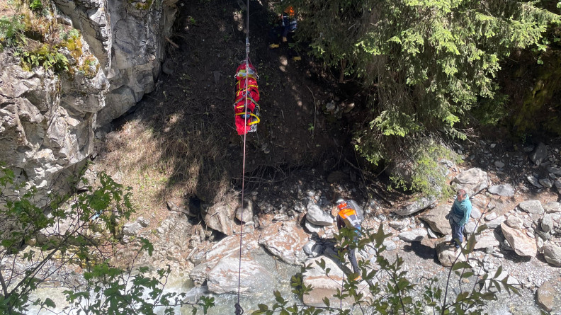 Agrandir l'image Déplacement d'une civière à l'aide d'un filin.