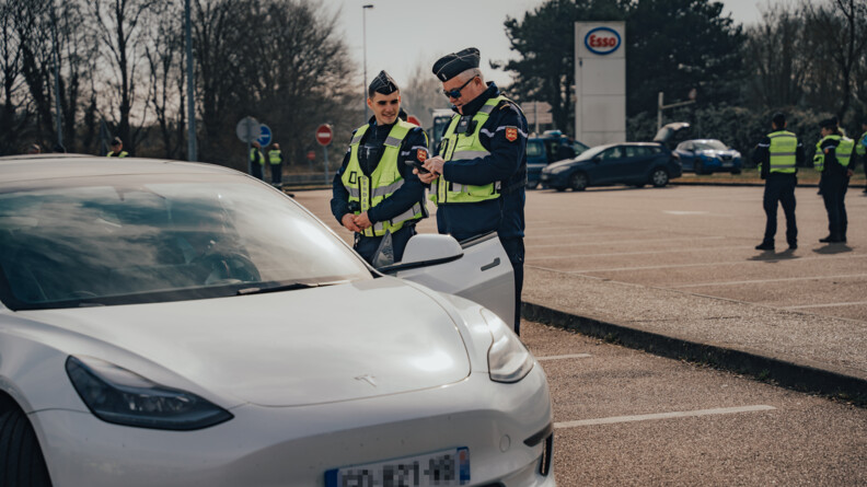 deux gendarmes controlent un v&eacute;hicule.