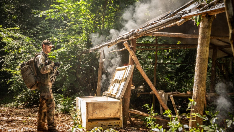 Agrandir l'image L'élève-gendarme Lucas devant un carbet détruit dans le cadre d'une mission de lutte contre l'orpaillage illégal.